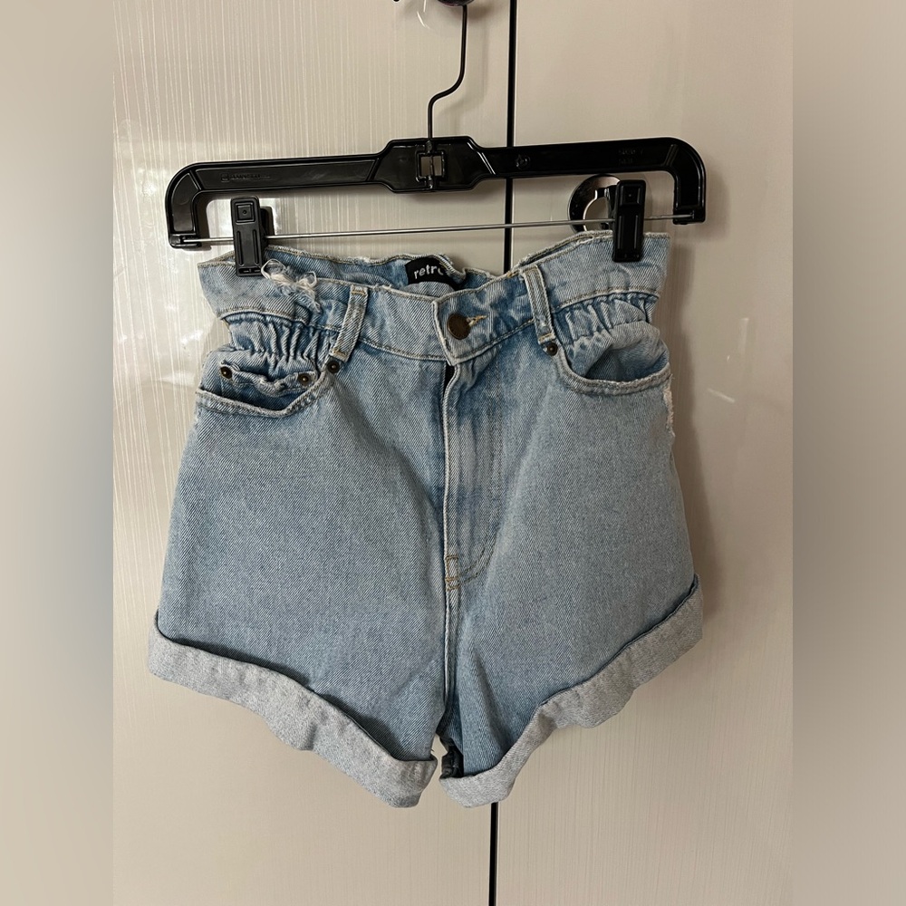 Retrofete denim shorts.